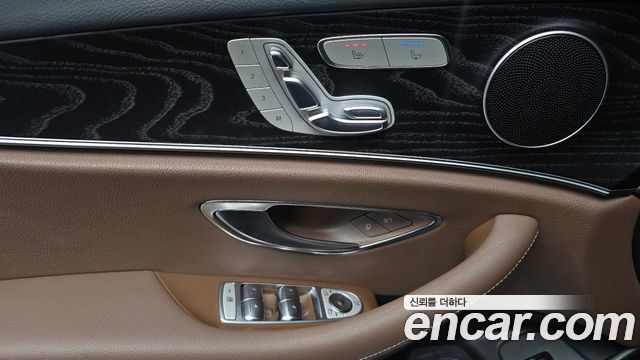 Mercedes-Benz E-Class 2022 — photo 32