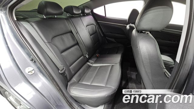 Hyundai AVANTE 2016 — photo 17
