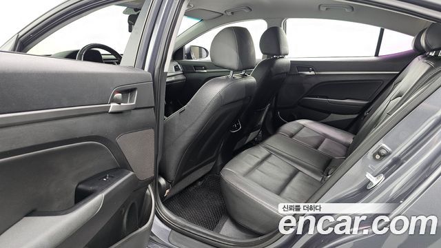 Hyundai AVANTE 2016 — photo 18