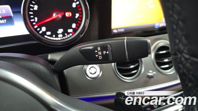 Mercedes-Benz E-Class 2019 — photo 12