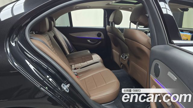 Mercedes-Benz E-Class 2019 — photo 17