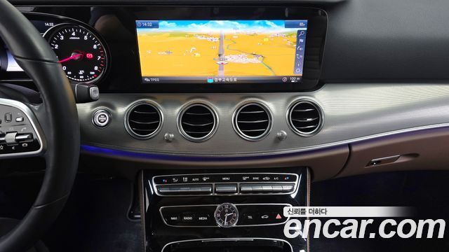 Mercedes-Benz E-Class 2019 — photo 19