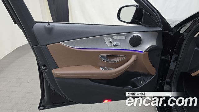 Mercedes-Benz E-Class 2019 — photo 14