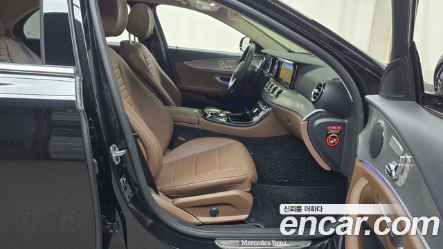 Mercedes-Benz E-Class 2019 — photo 16
