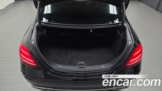 Mercedes-Benz E-Class 2019 — photo 29