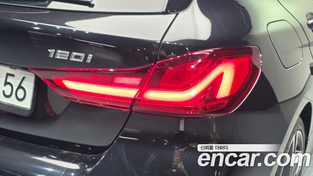 BMW 1-Series 2022 — photo 9