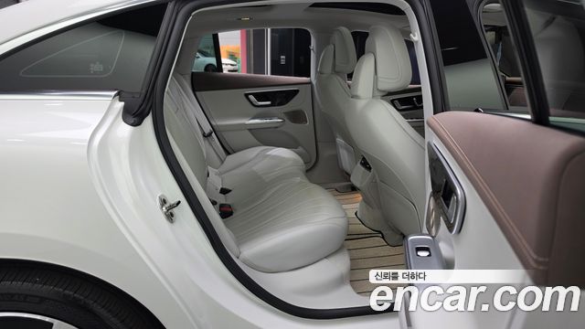 Mercedes-Benz EQE 2023 — photo 18