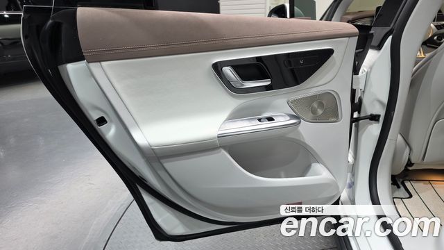 Mercedes-Benz EQE 2023 — photo 15