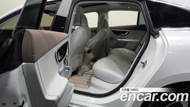 Mercedes-Benz EQE 2023 — photo 16
