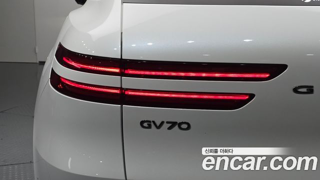 Genesis GV70 2023 — photo 9