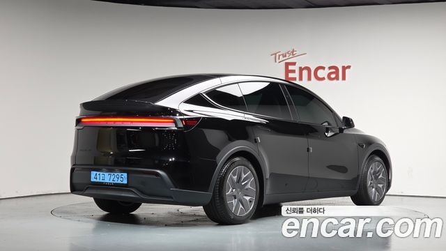 Tesla Model Y 2026 — photo 2