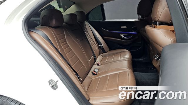 Mercedes-Benz E-Class 2017 — photo 12