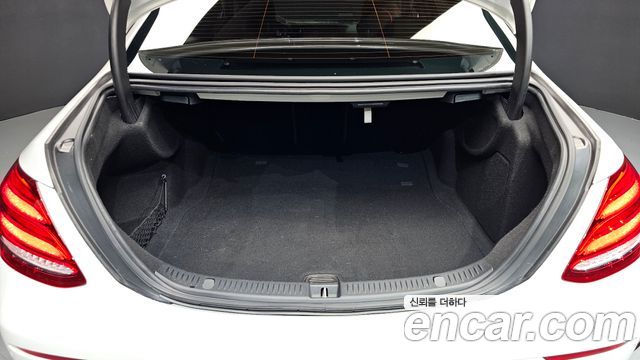 Mercedes-Benz E-Class 2017 — photo 20
