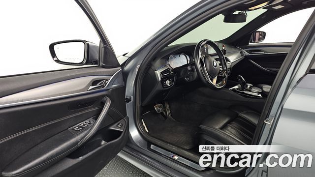 BMW 5-Series 2017 — photo 10