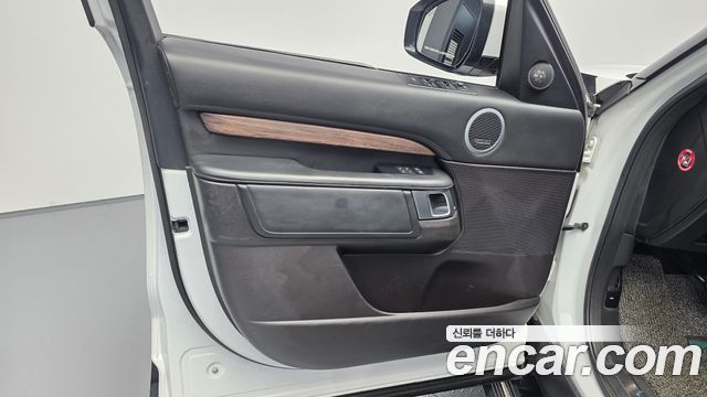 Land Rover Discovery 2019 — photo 14