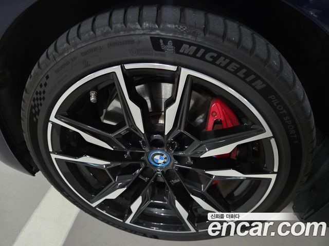 BMW i4 2022 — photo 8