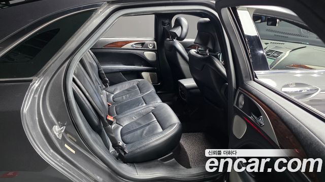 Lincoln MKZ 2017 — photo 11