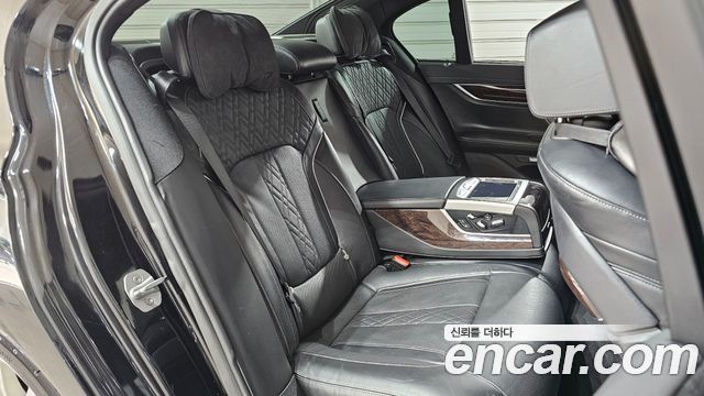 BMW 7-Series 2016 — photo 12