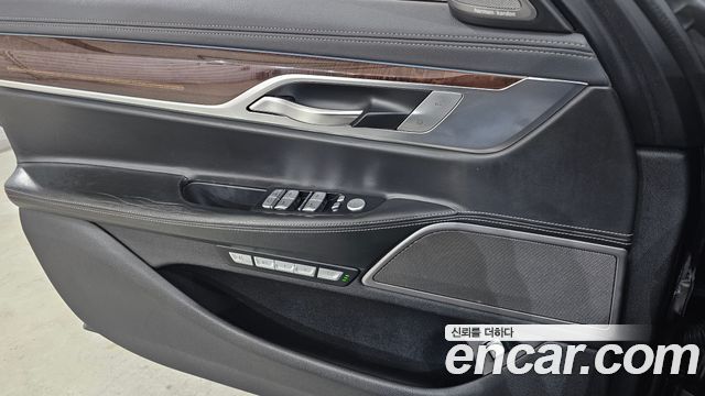 BMW 7-Series 2016 — photo 14