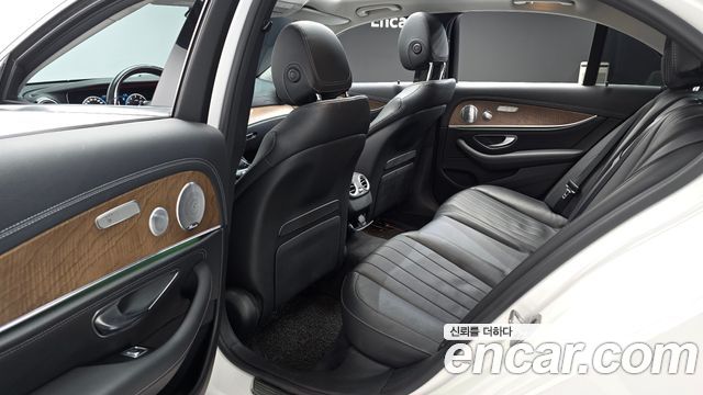 Mercedes-Benz E-Class 2020 — photo 11