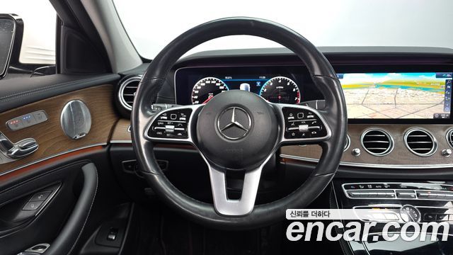 Mercedes-Benz E-Class 2020 — photo 12