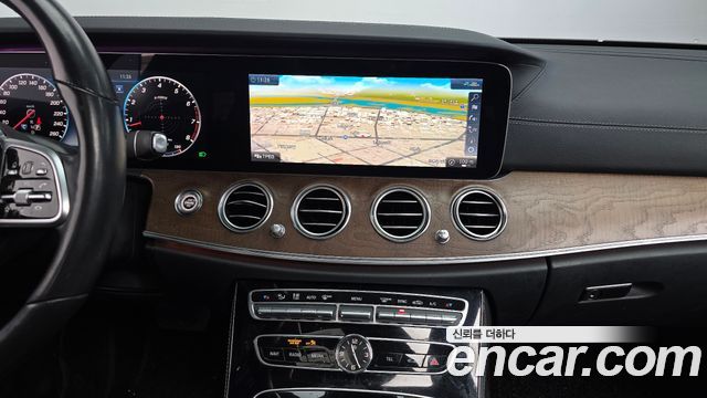 Mercedes-Benz E-Class 2020 — photo 13