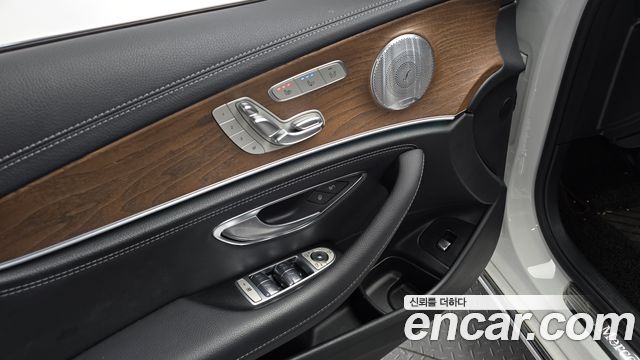 Mercedes-Benz E-Class 2020 — photo 19