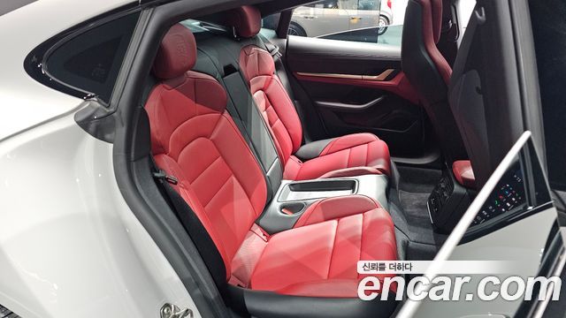 Porsche Taycan 2023 — photo 17
