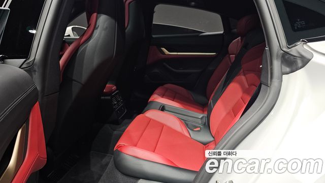 Porsche Taycan 2023 — photo 18
