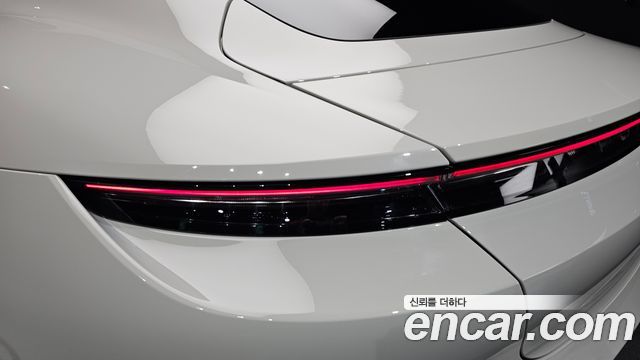 Porsche Taycan 2023 — photo 9