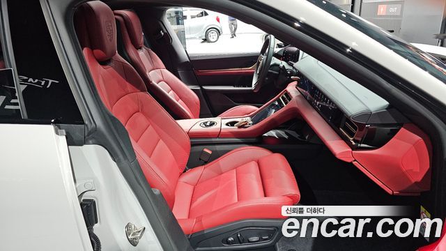 Porsche Taycan 2023 — photo 16