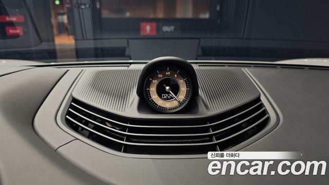 Porsche Taycan 2023 — photo 29