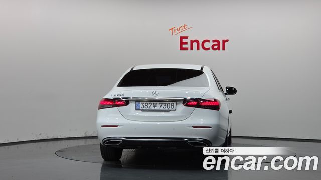 Mercedes-Benz E-Class 2022 — photo 4