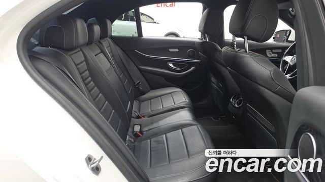 Mercedes-Benz E-Class 2022 — photo 17