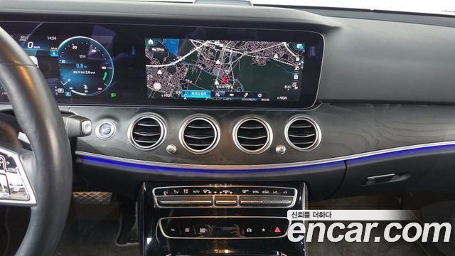 Mercedes-Benz E-Class 2022 — photo 18