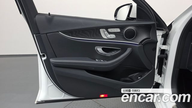 Mercedes-Benz E-Class 2022 — photo 14