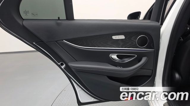 Mercedes-Benz E-Class 2022 — photo 15