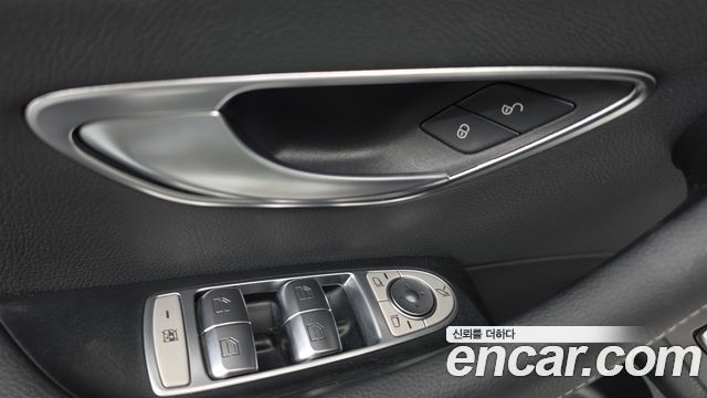 Mercedes-Benz E-Class 2022 — photo 30