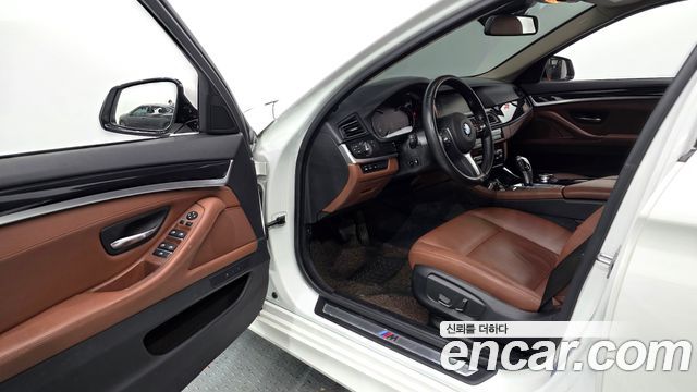 BMW 5-Series 2016 — photo 11