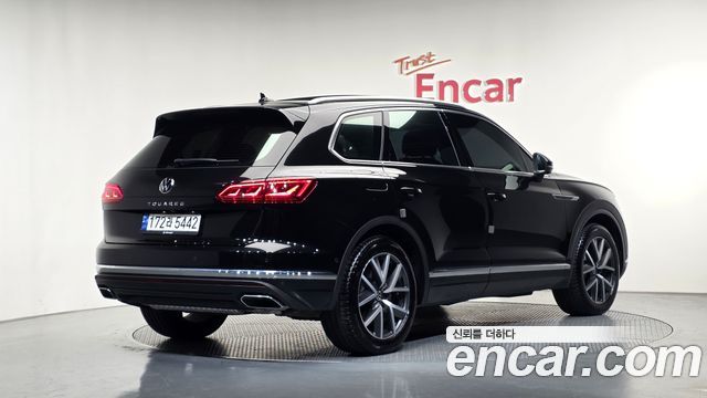 Volkswagen Touareg 2023 — photo 2