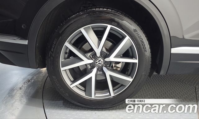 Volkswagen Touareg 2023 — photo 5