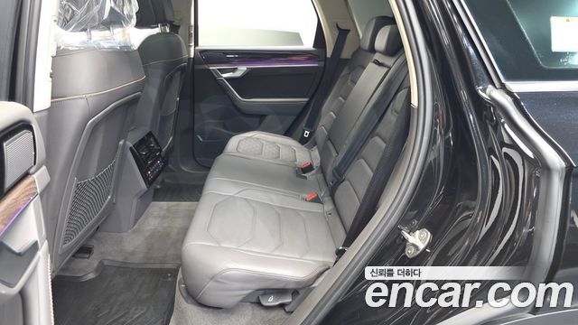 Volkswagen Touareg 2023 — photo 17