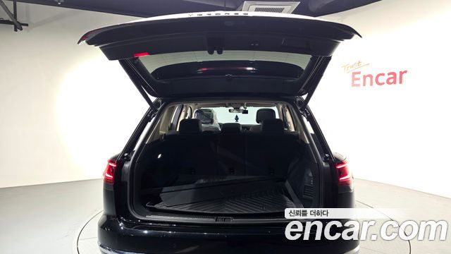 Volkswagen Touareg 2023 — photo 25
