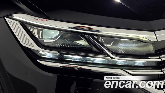 Volkswagen Touareg 2023 — photo 8