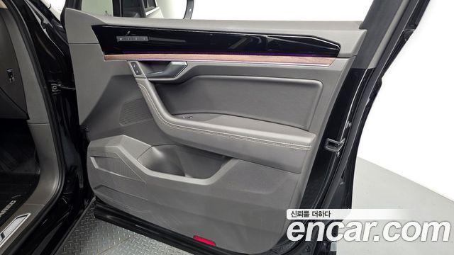 Volkswagen Touareg 2023 — photo 14