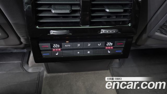 Volkswagen Touareg 2023 — photo 32