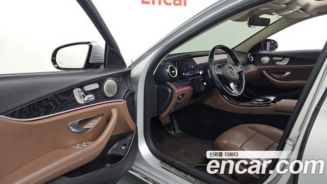 Mercedes-Benz E-Class 2017 — photo 10