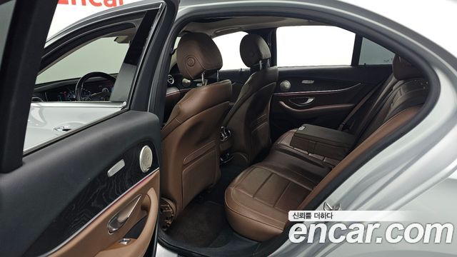 Mercedes-Benz E-Class 2017 — photo 12