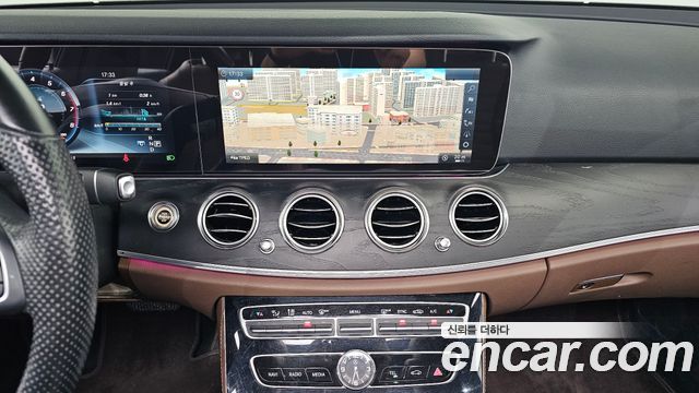 Mercedes-Benz E-Class 2017 — photo 14