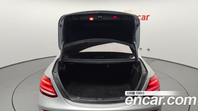 Mercedes-Benz E-Class 2017 — photo 20